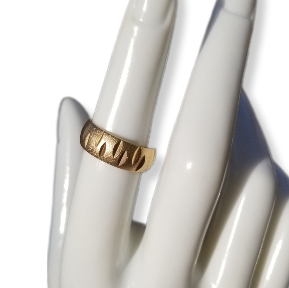 UNCAS VINTAGE GOLD FILLED DIAMOND CUT DESIGN BAND SIZE 6